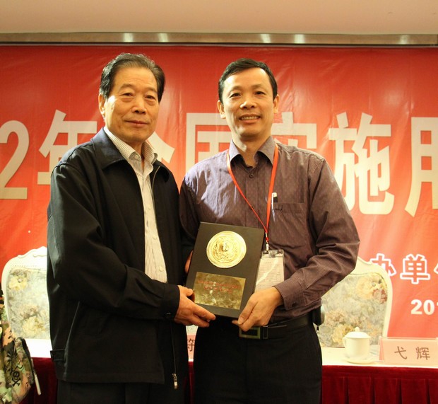 5、天下用户委员会主任弋辉（左）与ag亚娱集团市场总监霍达炎合影