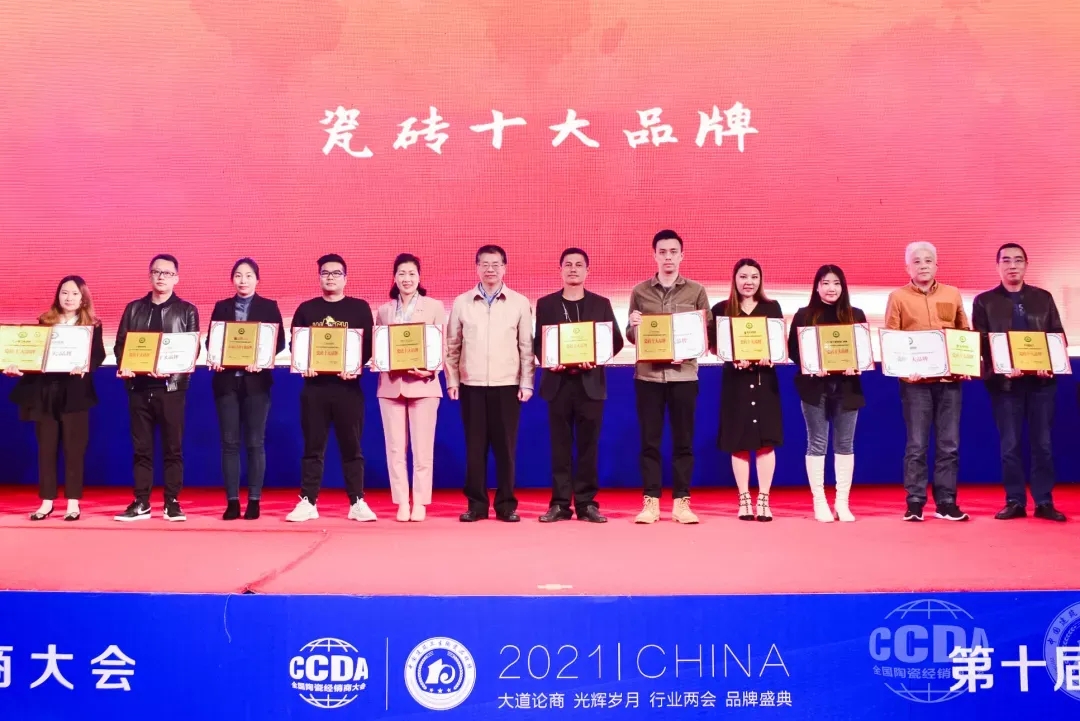 ag亚娱集团代表上台领奖（右4）图片
